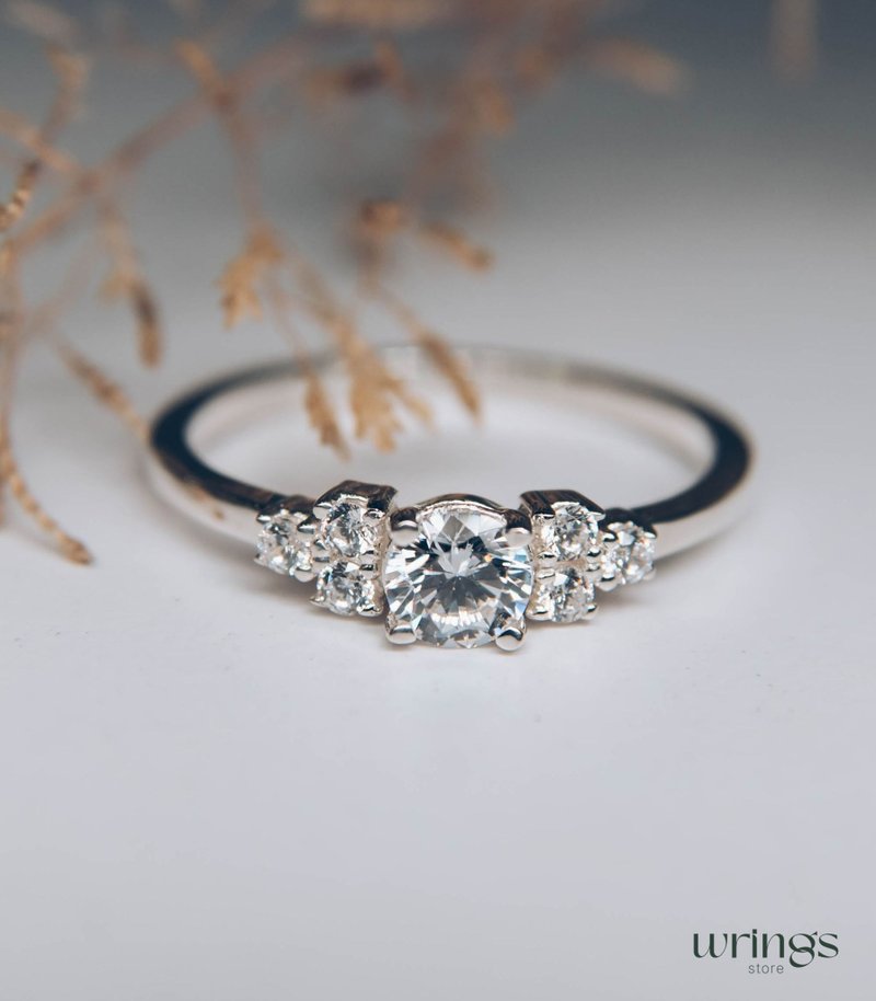 璀璨闪耀的鸡尾酒戒指，以多颗仿钻锆石堆砌而成 - 戒指 - 纯银 白色