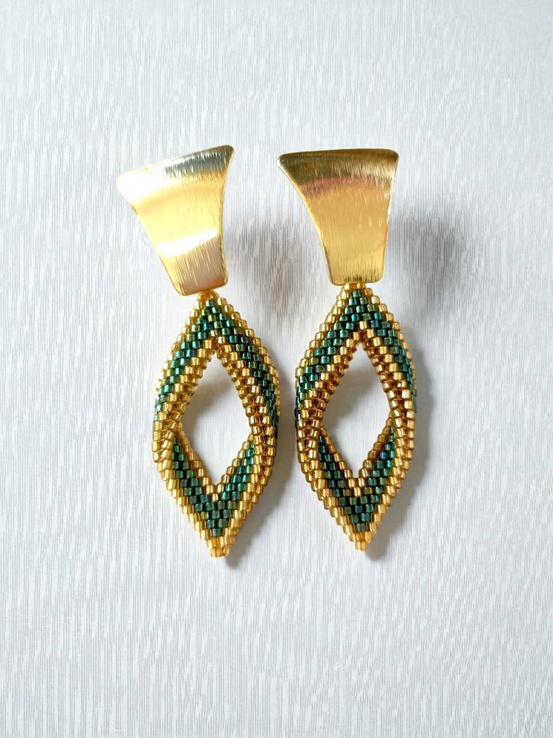 手工珠饰．叶形滴坠 / 贝壳耳环：波希米亚轻奢．森林绿与金色 - 耳环/耳夹 - 玻璃 绿色
