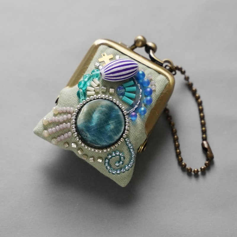 一个可放置项链和包饰的小串珠口金包。 43绿礼品配件盒 - 吊饰 - 棉．麻 绿色