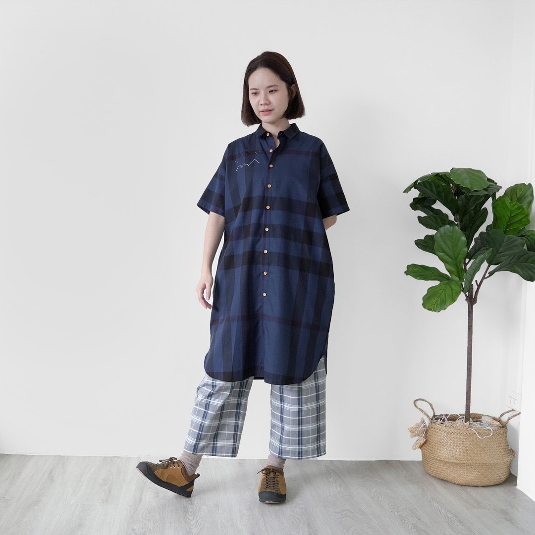 平平安安山系长版格纹衬衫 - 女装衬衫 - 聚酯纤维 蓝色