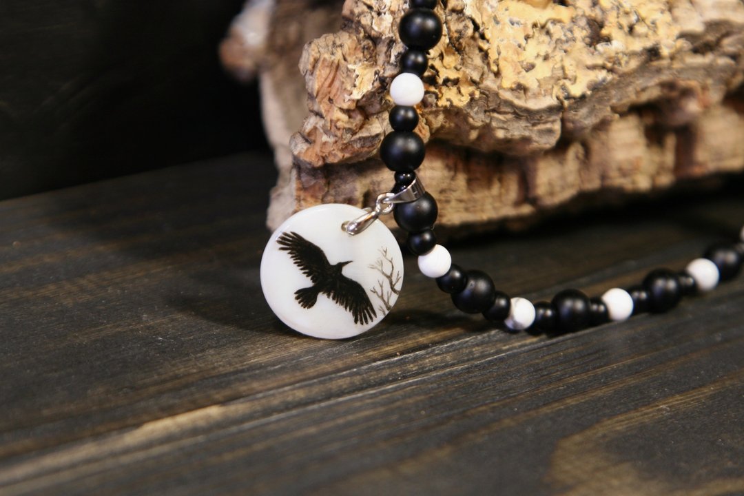 Raven or crow necklace with love rune on the other side. Nacre pearl pendant - 项链 - 珍珠 黑色