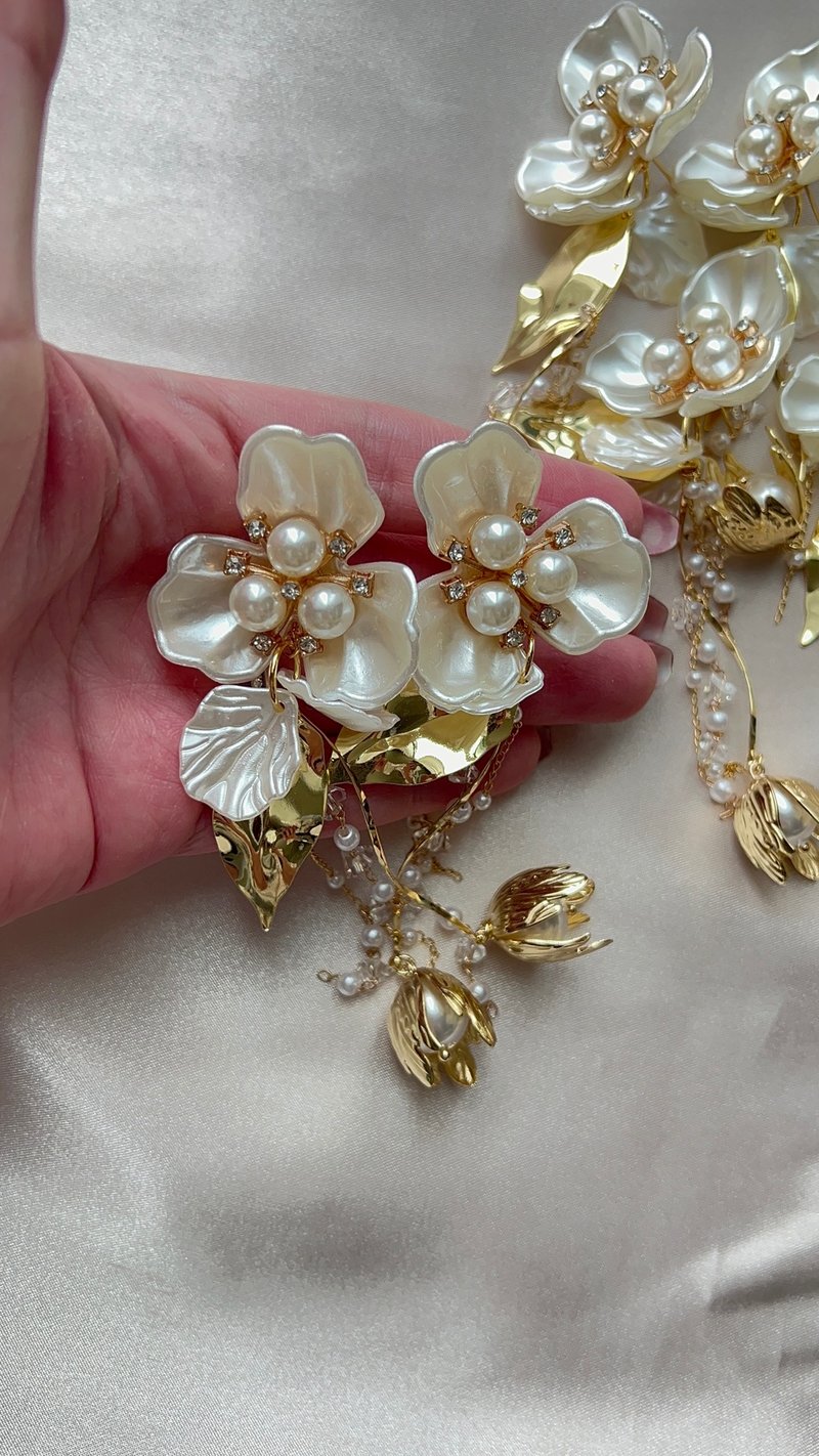 Wedding wedding bridal bride flower large pearl earrings - 耳环/耳夹 - 其他金属 金色