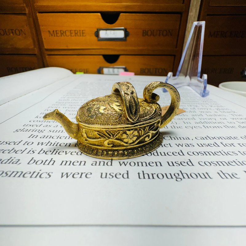 Max Factor金色固体香水浇水罐装饰着美丽的雕刻 - 其他 - 其他金属 