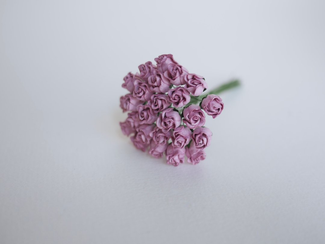 纸花，25 片，尺寸 1 x1.2 厘米。含苞待放的玫瑰花，梅花色。 - 其他 - 纸 紫色