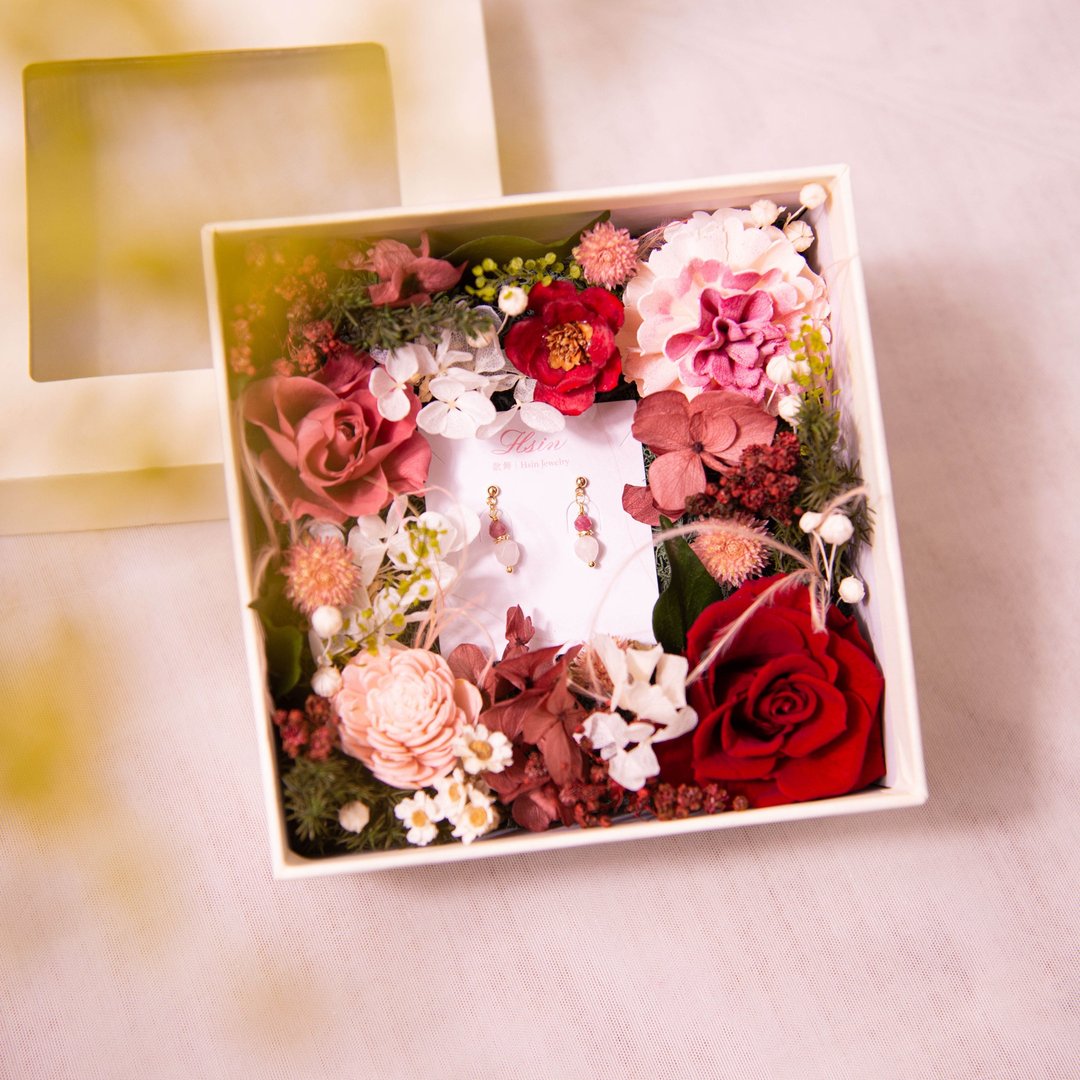 【英式庄园】 干燥花 永生花盒 婚礼戒盒 / 天然水晶耳环 K金项链 - 干燥花/捧花 - 宝石 红色