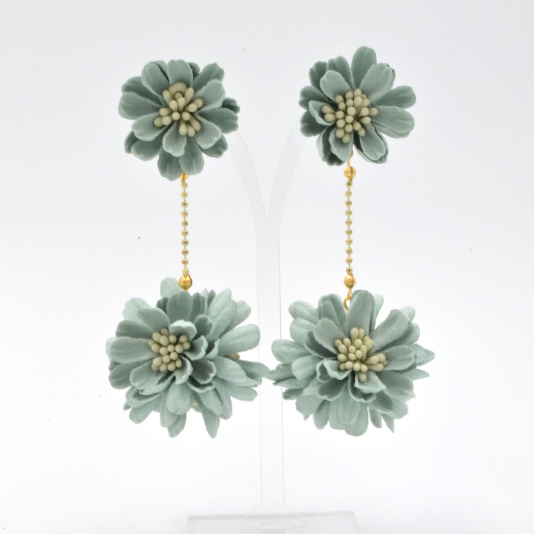 草绿色立体压花雏菊花球耳环 Pastel Green Daisy Ball Earring - 耳环/耳夹 - 其他材质 绿色