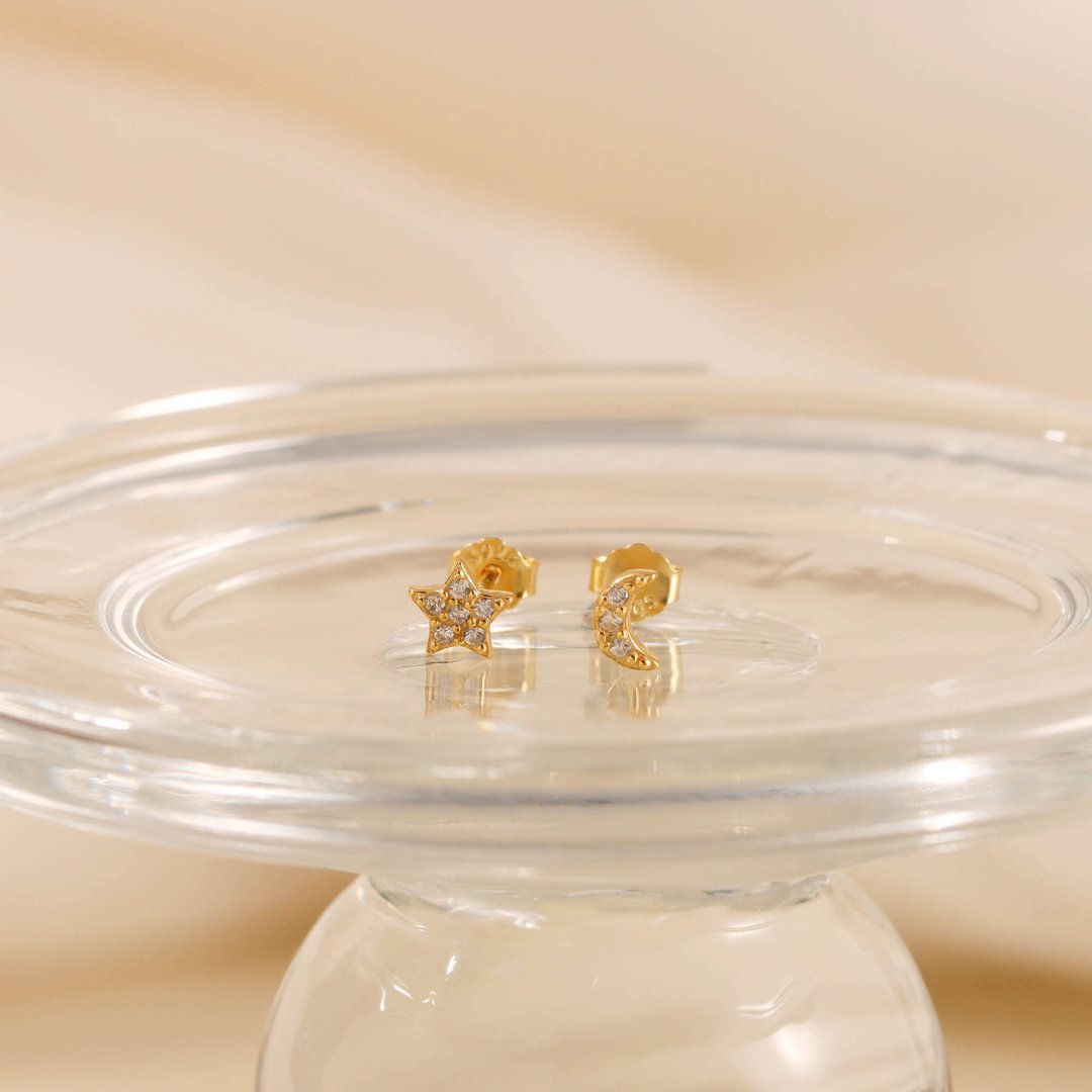 s925銀歐不對稱小巧星星月亮耳釘耳飾 抗敏感 可戴睡覺鋯石耳釘 - 耳环/耳夹 - 银 金色