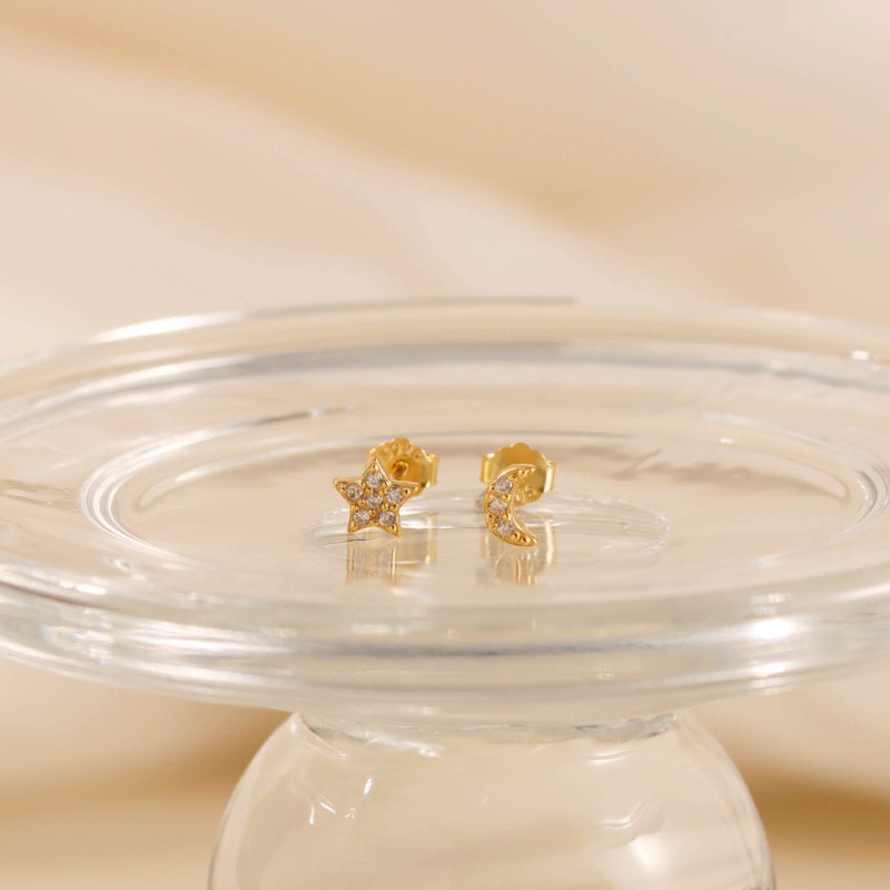 s925銀歐不對稱小巧星星月亮耳釘耳飾 抗敏感 可戴睡覺鋯石耳釘 - 耳环/耳夹 - 银 金色