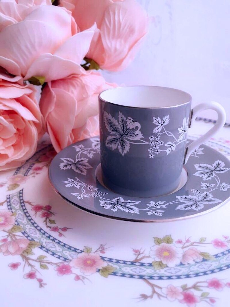 ♥安妮疯古物♥ 英国骨瓷皇家御用Wedgwood 1902年红色古董花茶杯 咖啡杯两件组~ 年结送礼 值得收藏 - 咖啡杯/马克杯 - 瓷 灰色