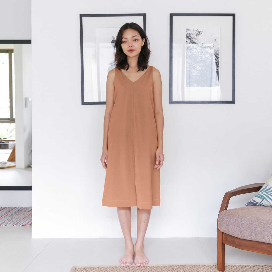 Odelle dress 身体无缝意大利丝绸衣裙: 红糖色,全身衬里 /居家服 - 洋装/连衣裙 - 聚酯纤维 咖啡色
