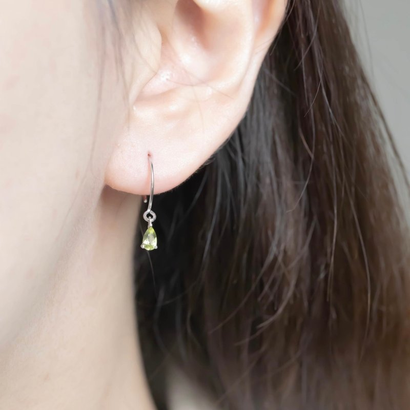 橄榄石925纯银水滴宝石垂坠耳勾耳环 - 耳环/耳夹 - 宝石 银色