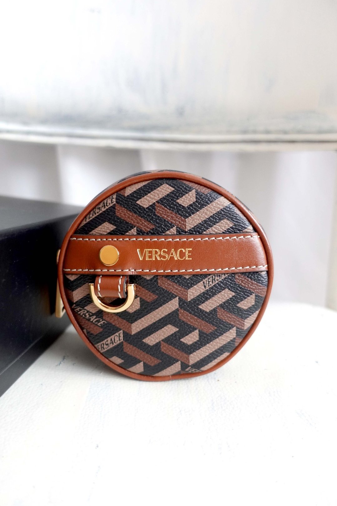 意大利名牌VERSACE 全新迷宫图案LOGO印花圆形真皮散纸包小物袋 - 零钱包 - 真皮 咖啡色