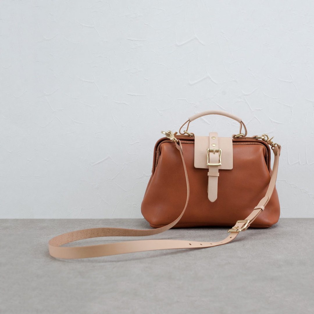 真皮口金包 礼物 医生侧背包 肩背 咖色植鞣革 背带 礼物 - 公文包/医生包 - 真皮 咖啡色
