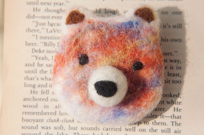 羊毛毡吊饰/羊毛毡胸针/动物别针/彩虹羊毛毡-马卡龙色渐层橘熊 - 胸针 - 羊毛 橘色