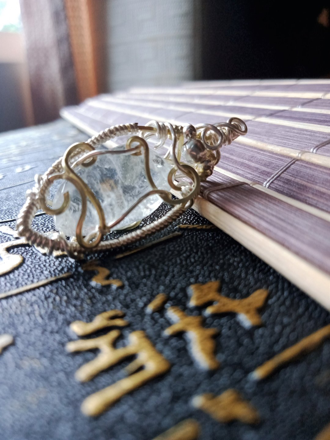 佚名山河。项链。白水晶。金属编织 - 项链 - 宝石 白色