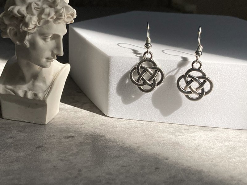 【四叶草凯尔特结。耳勾】幸运草、爱尔兰绳结、Four-leaf clover - 耳环/耳夹 - 其他材质 银色