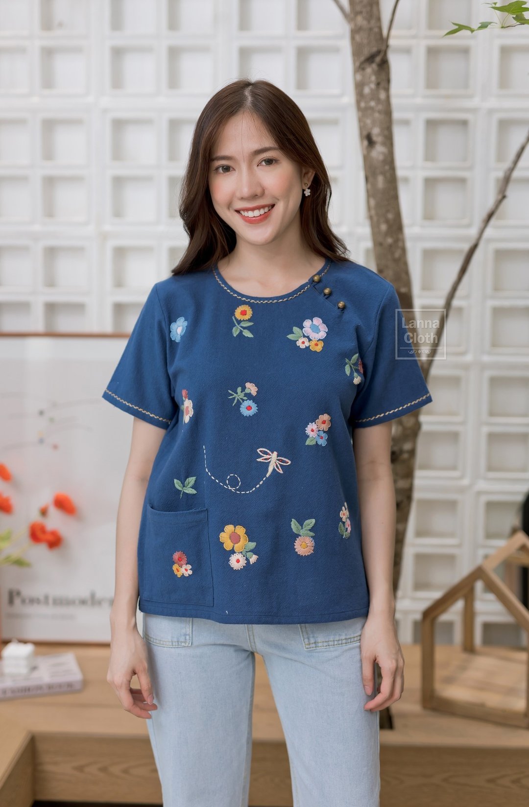 蓝色棉质服装 采用手工刺绣图案 面料柔软 设计独特。圆领 3 - 女装上衣 - 棉 蓝色