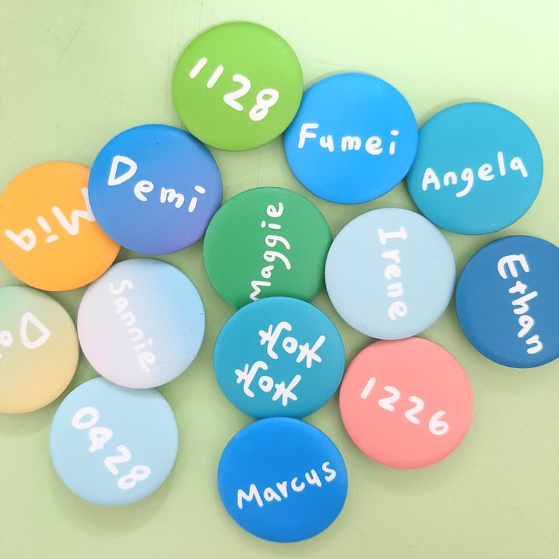 |徽章磁铁| 定制 客制 属于泥的礼物 (32色可挑) - 徽章/别针 - 塑料 多色