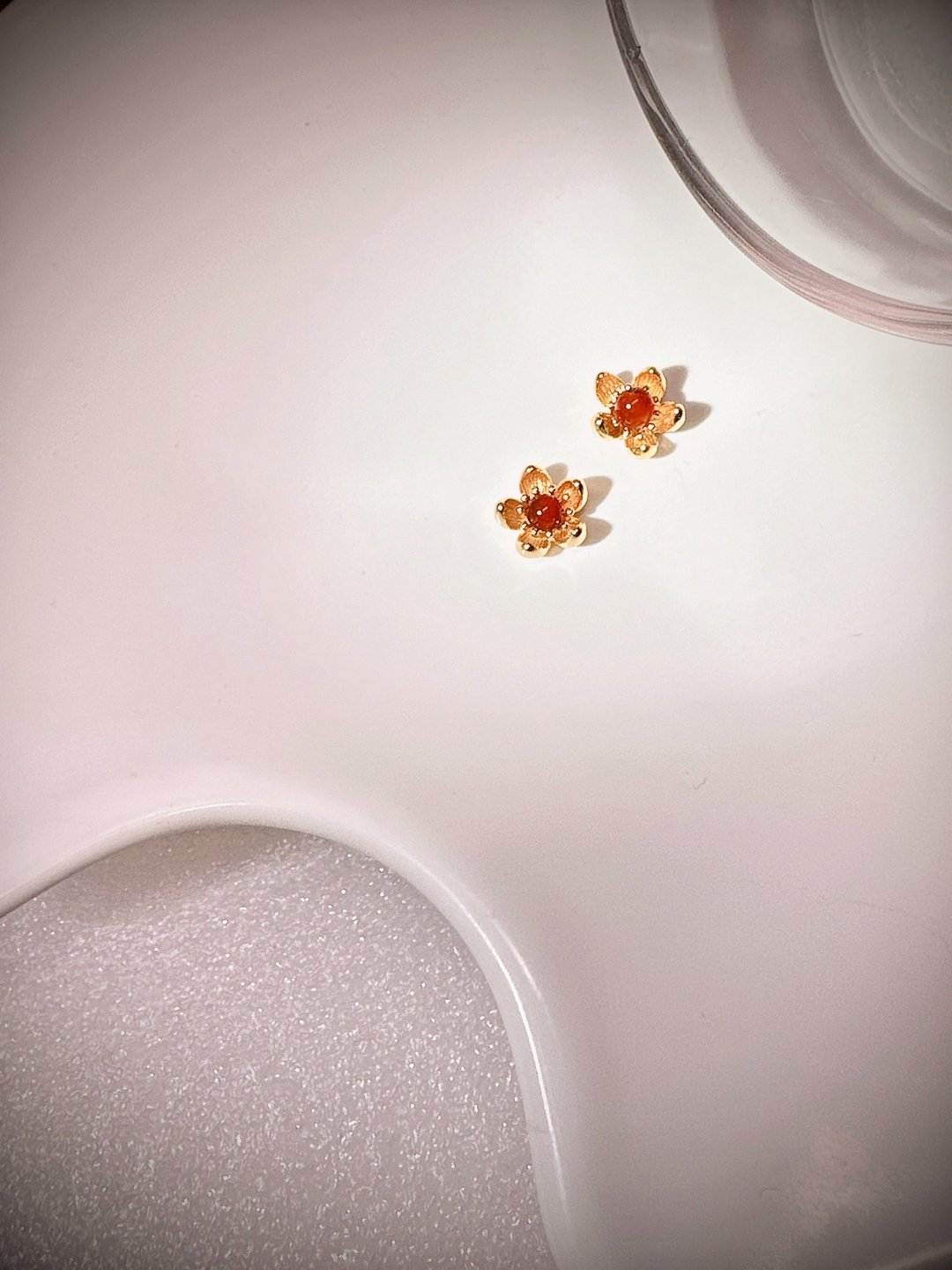 C&W 天然南红玛瑙精致典雅立体鸡蛋花气质耳环耳夹 - 耳环/耳夹 - 玉石 金色