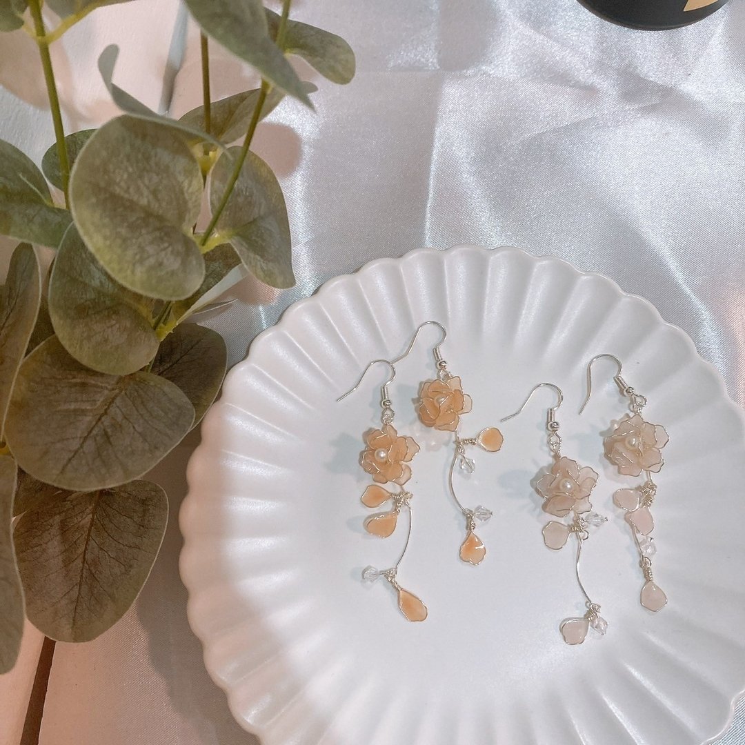 天雨花 - 耳环 / 水晶花饰品 / 手作饰品 |【送礼 - 礼盒】 - 耳环/耳夹 - 树脂 白色