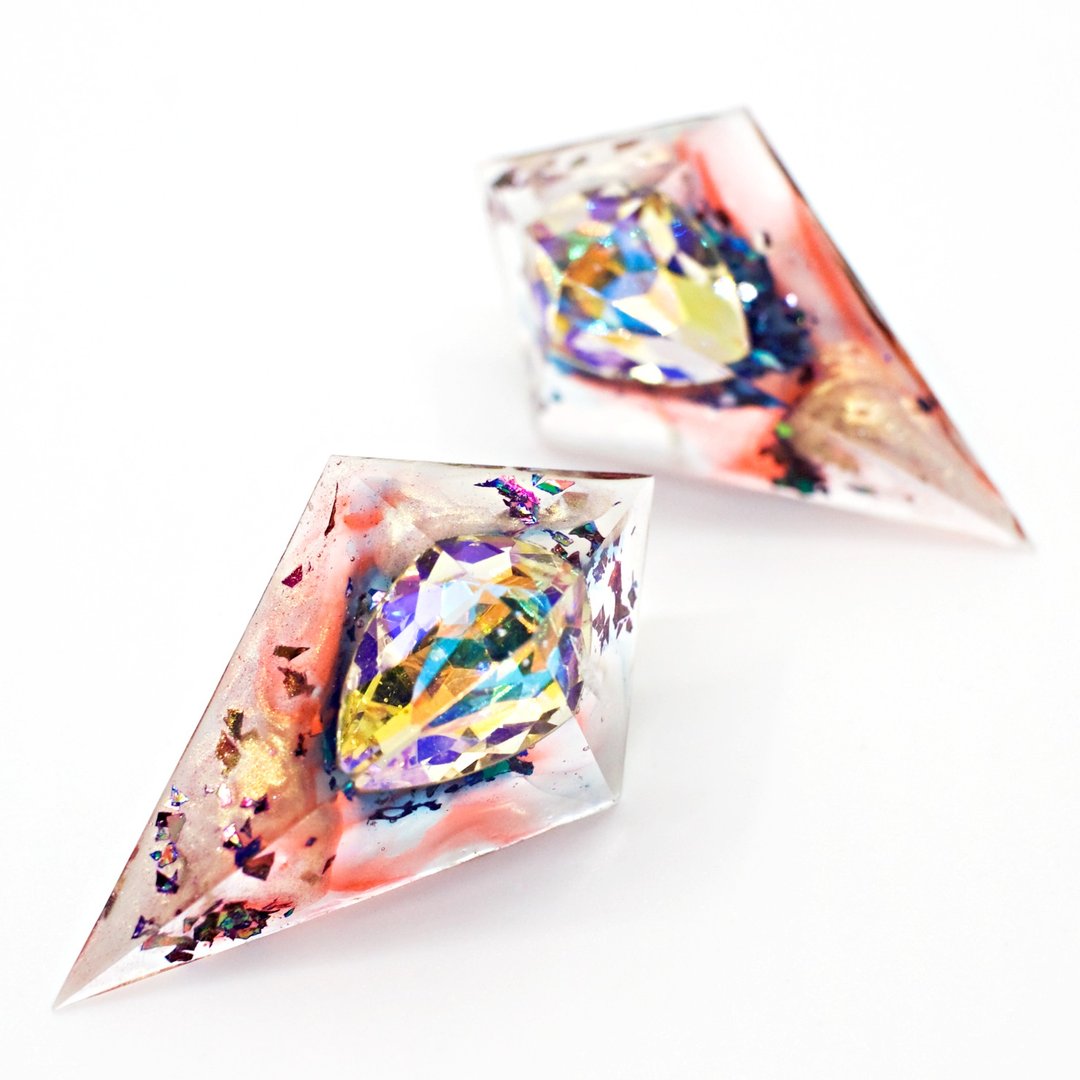 Sharp Pyramid Earrings (Overflowing Aura) - 耳环/耳夹 - 树脂 多色