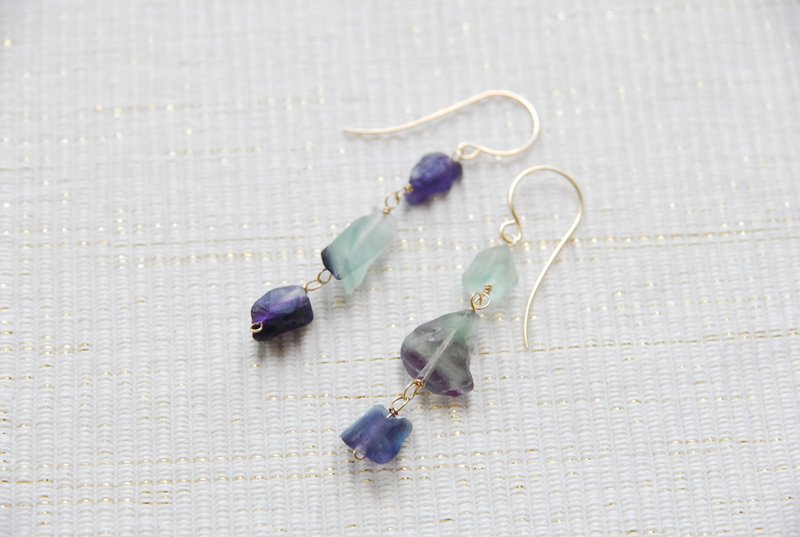 ラフロックフローライト３粒ピアス　no,２14kgf - 耳环/耳夹 - 半宝石 紫色