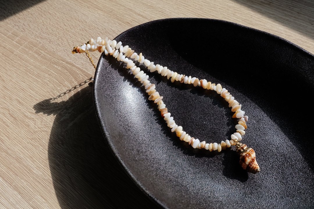 Natural white stone jade lrregular Gravel Baroque Shell Pendant Neaclace 38-43cm - 项链 - 石头 金色