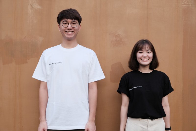 世上的盐 / 世上的光 | 刺绣中性宽版短袖棉T恤 - 中性连帽卫衣/T 恤 - 棉．麻 白色