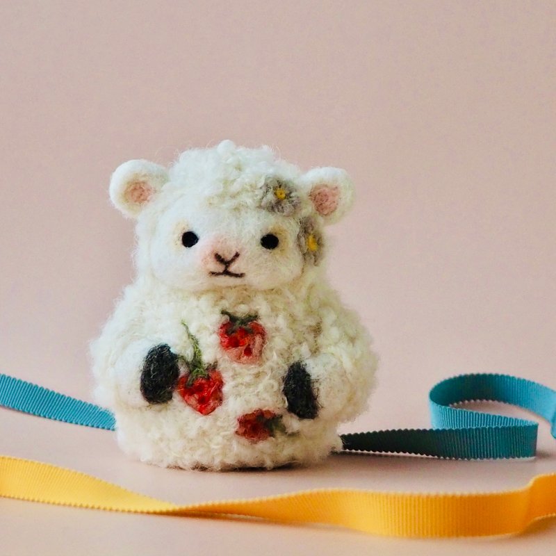 Strawberry and fluffy sheep figurine - 摆饰 - 羊毛 白色
