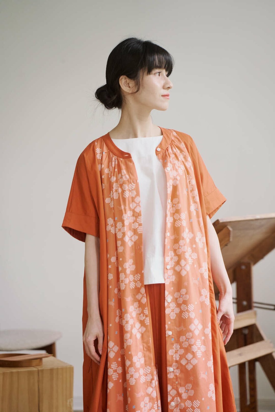 印花乐X连俞涵 无领衬衫罩衫洋装/花开原野/百合橙花/山羌 - 洋装/连衣裙 - 棉 橘色