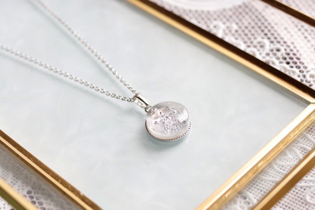 树脂艺术 圆形坠饰・纯洁指尖 - 项链 - 树脂 白色