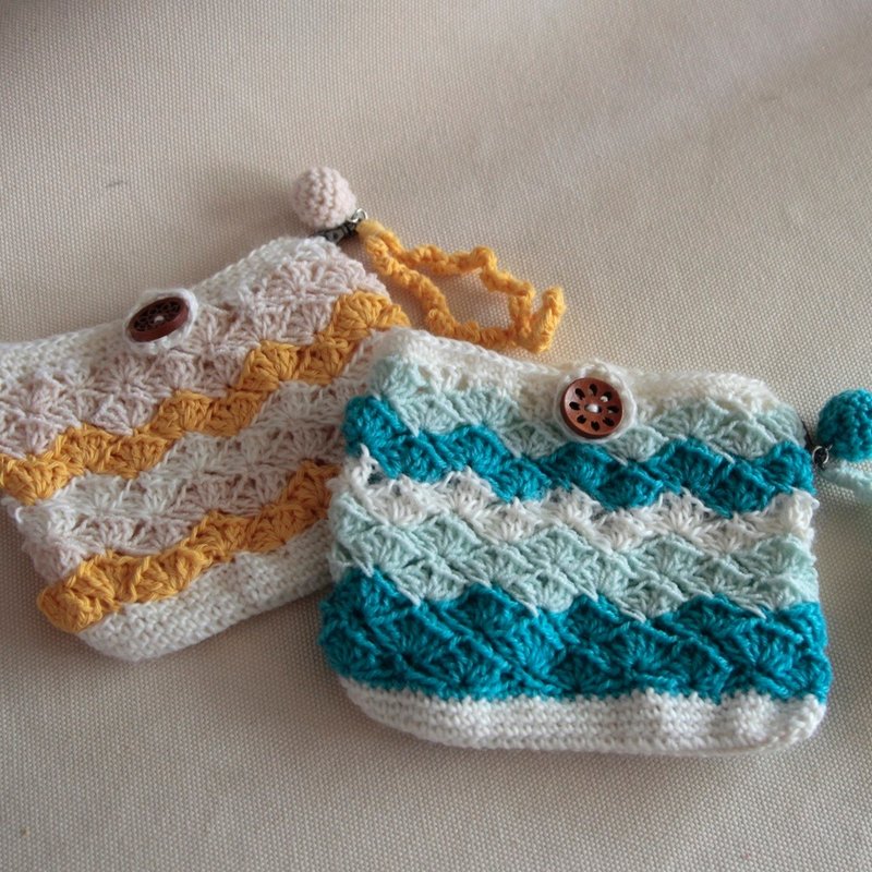 配色方形波浪毛线木扣收纳包 - 化妆包/杂物包 - 羊毛 白色