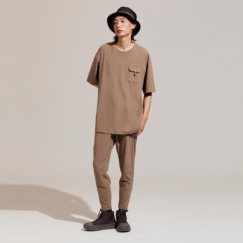 ULTRACOOL-凉感盖袋绳结圆领上衣-胡桃 - 男装上衣/T 恤 - 尼龙 卡其色