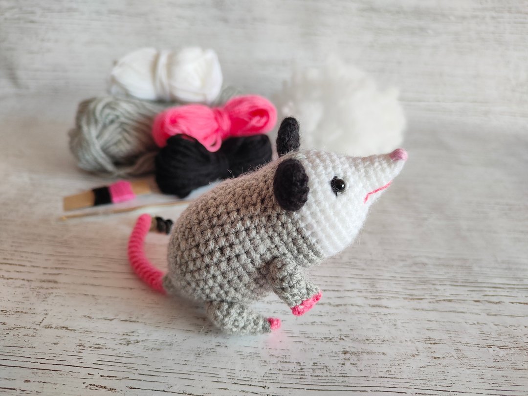 Crochet kit beginner with yarn, crochet opossum, possum plush - 编织/刺绣/羊毛毡/裁缝 - 其他材质 灰色