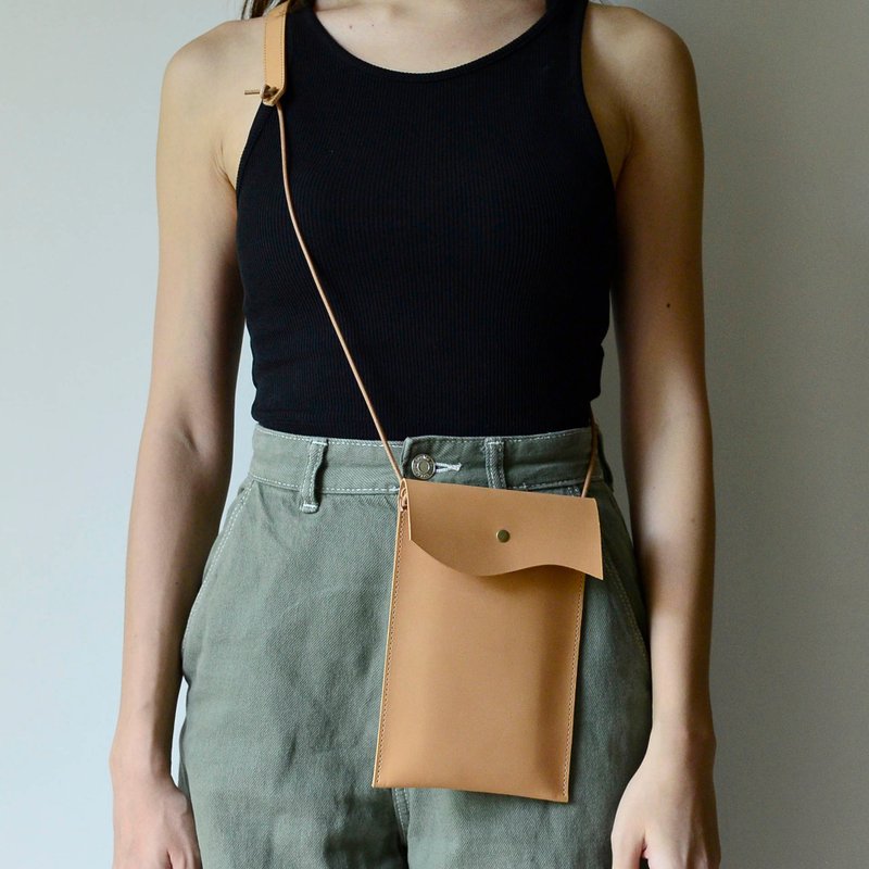 【精灵的耳朵】植鞣牛皮手机包 原色皮革 手机袋  iPhone - 手机壳/手机套 - 真皮 卡其色