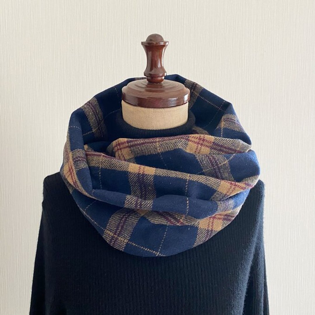 A snood navy with a tartan check pattern that is fashionable just by wearing it - 围巾/披肩 - 聚酯纤维 多色
