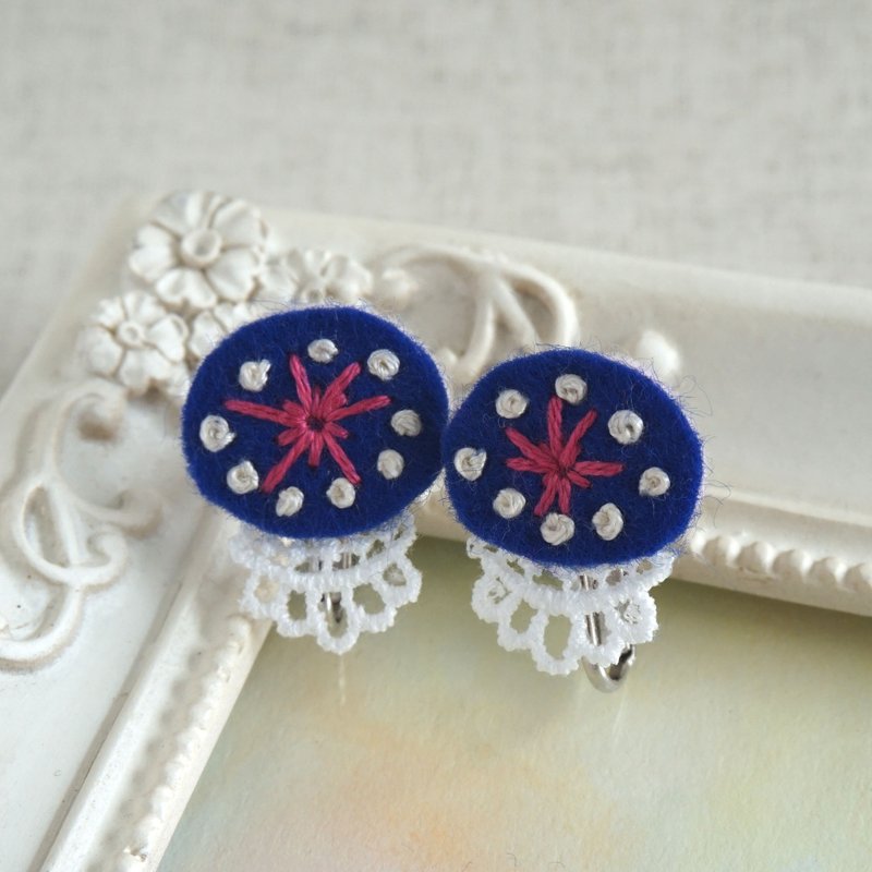 Hand embroidery earring "Navy oval 2" - 耳环/耳夹 - 绣线 蓝色