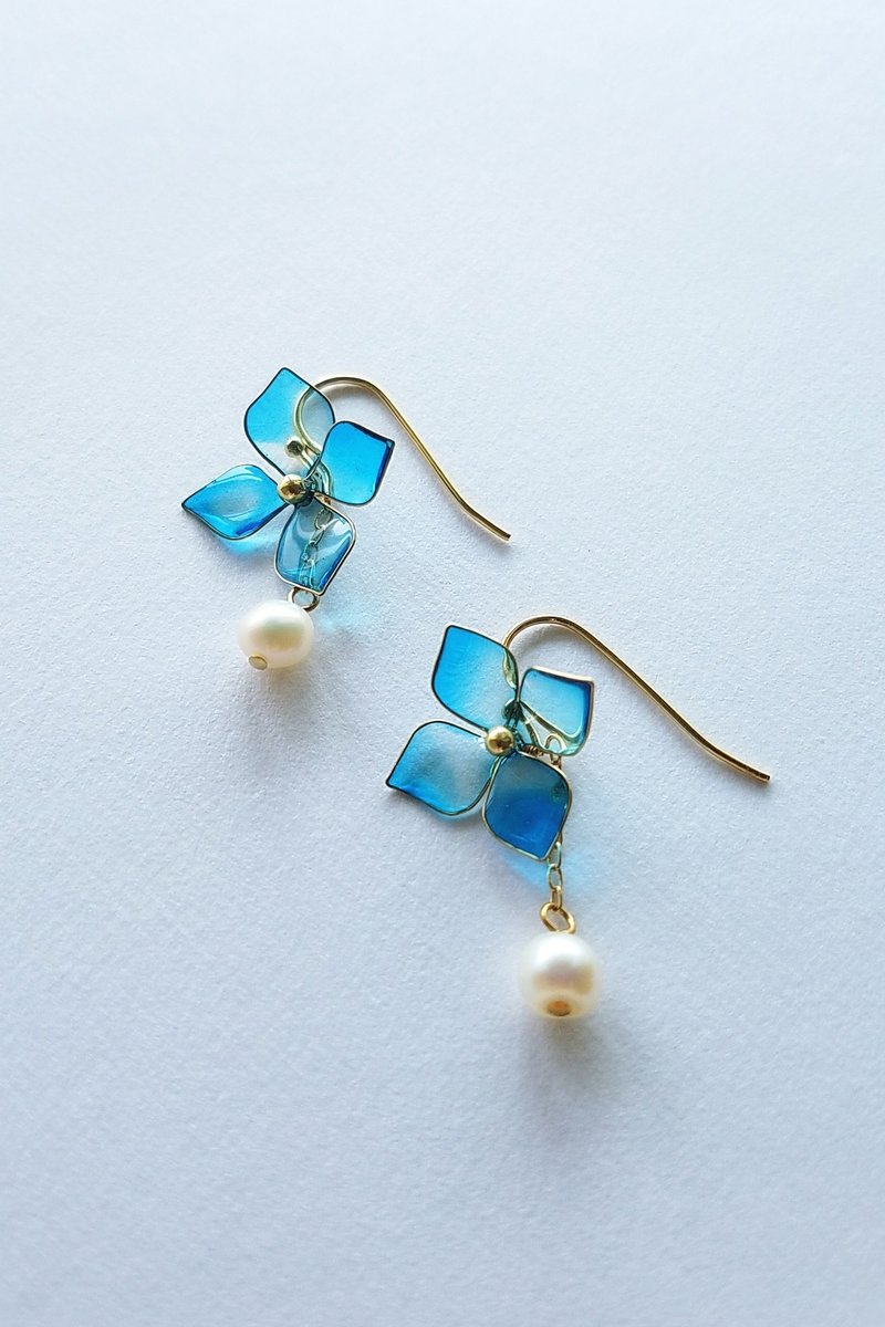 hydrangea & freshwater pearl hook-type pierced earrings or clip-on earrings - 耳环/耳夹 - 树脂 蓝色