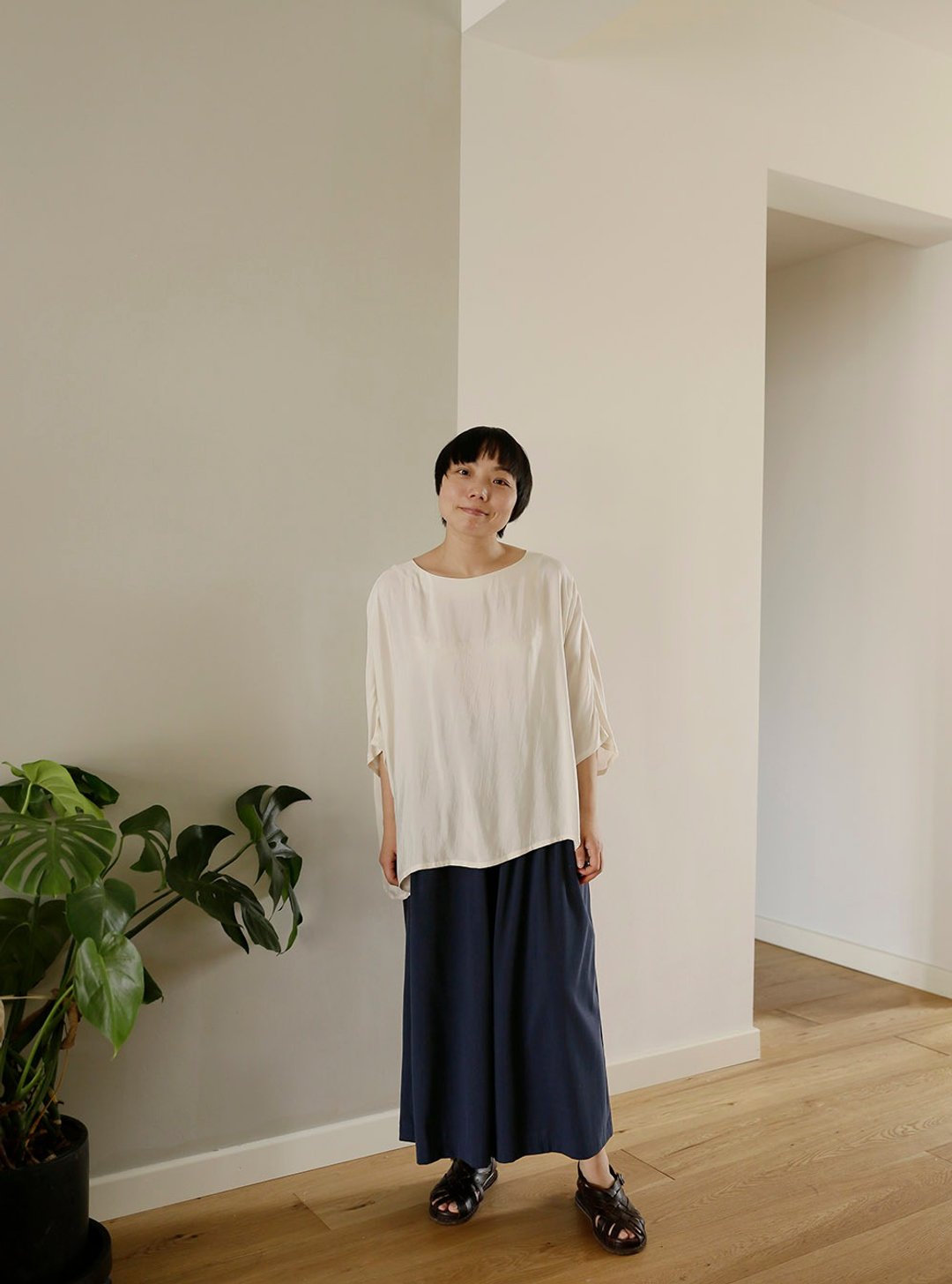 輕盈夏日 奶白色銅氨絲 超寬鬆上衣五分袖罩衫 - 女装上衣 - 其他人造纤维 