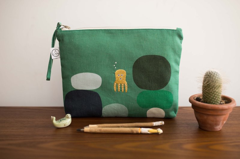 澎湖小章鱼刺绣大收纳包 - 化妆包/杂物包 - 棉．麻 绿色