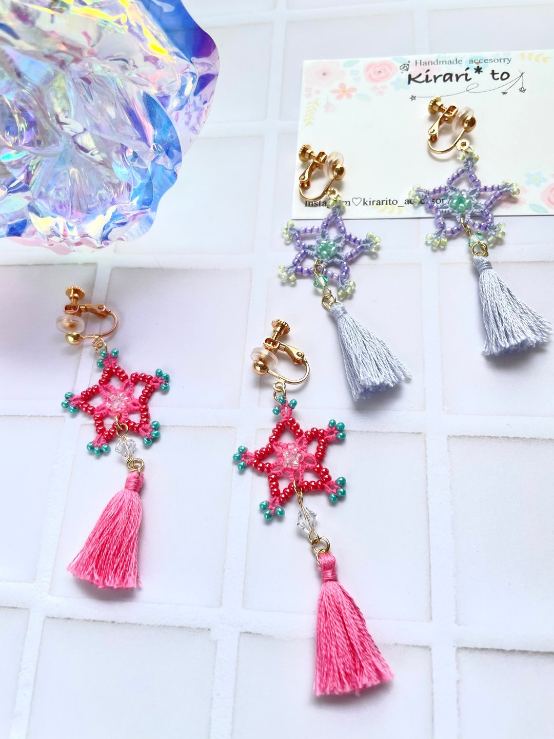 Beautiful earrings with star-shaped bead motifs and tassels - 耳环/耳夹 - 绣线 多色