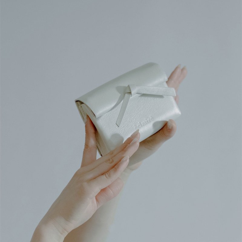 GLOIRÉ 金属粉色手拎钱包包 珍珠白 - 皮夹/钱包 - 真皮 白色