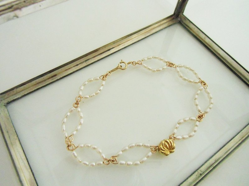 Freshwater pearl and Hungarian embroidery motif flower bracelet YG plated - 手链/手环 - 其他材质 金色