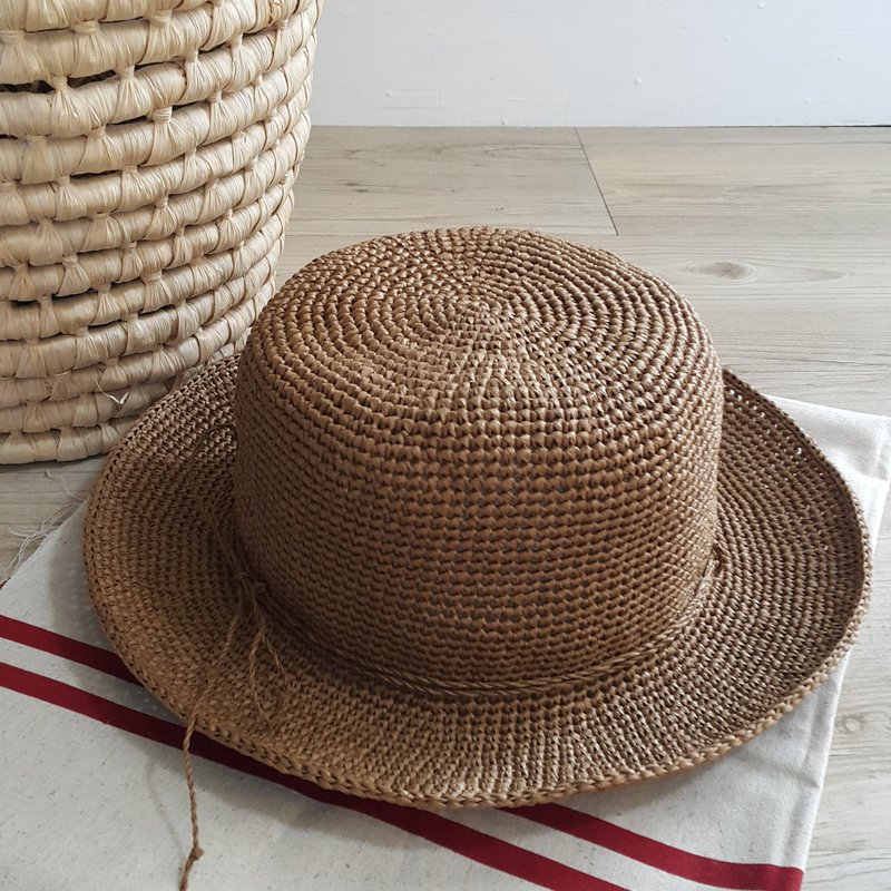 BOWLER 平顶圆角帽 🌲手工编织▴纸拉菲草▴驼色🌲〔MAOZAKKA 〕 - 帽子 - 纸 咖啡色