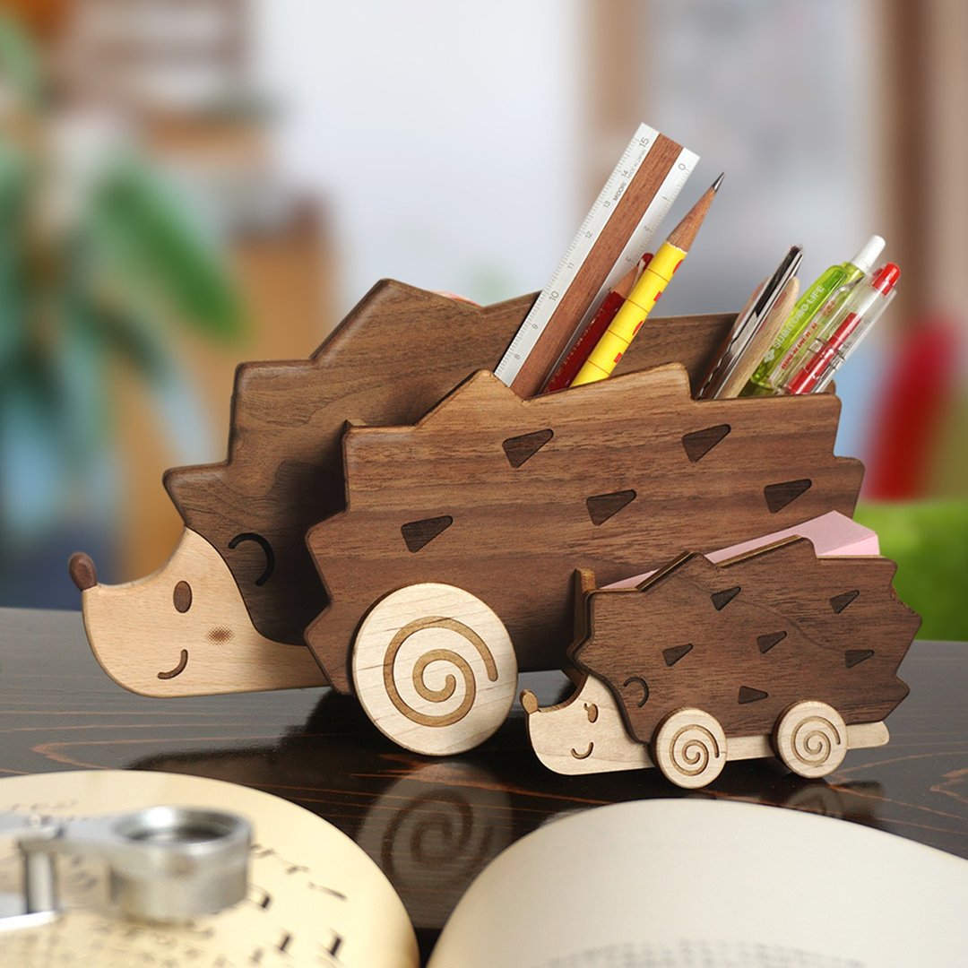 Hedgehog number on the desk - 笔筒/笔座 - 木头 咖啡色
