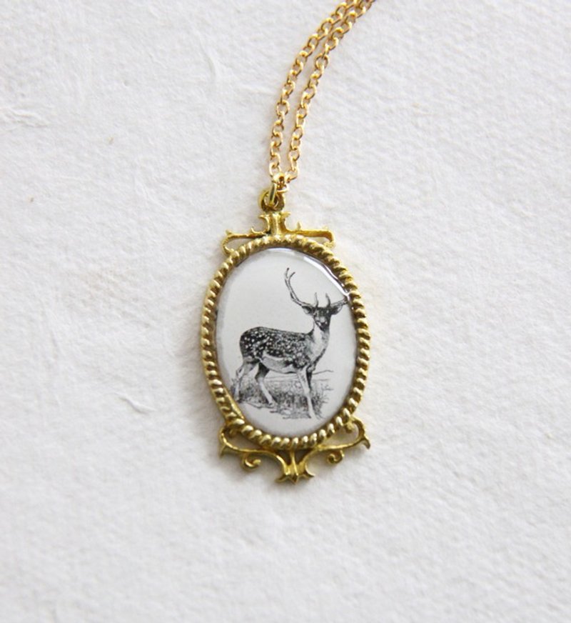Deer in Vintage Oval Charm Necklace - Cute Deer Jewelry - 项链 - 其他金属 金色