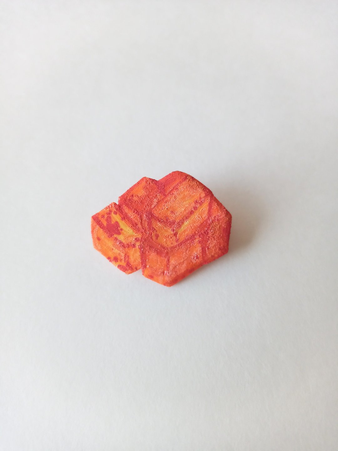 HENTEKO brooch Kakuteki - 胸针 - 塑料 红色