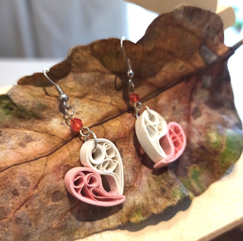 纸工艺 衍纸 卷纸 手作饰品—挂心 / 粉色 - 耳环/耳夹 - 纸 粉红色