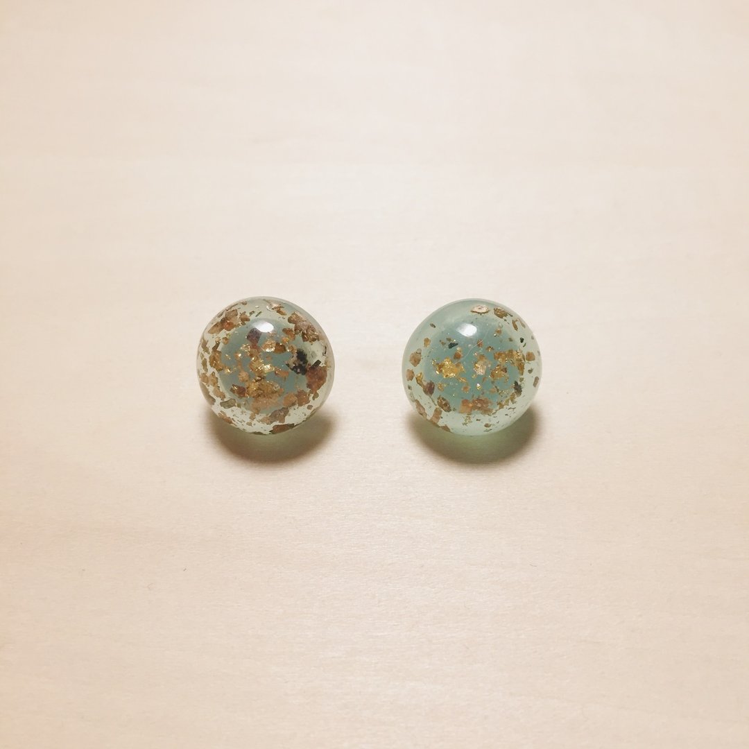 复古绿金箔丸子耳环 - 耳环/耳夹 - 树脂 绿色