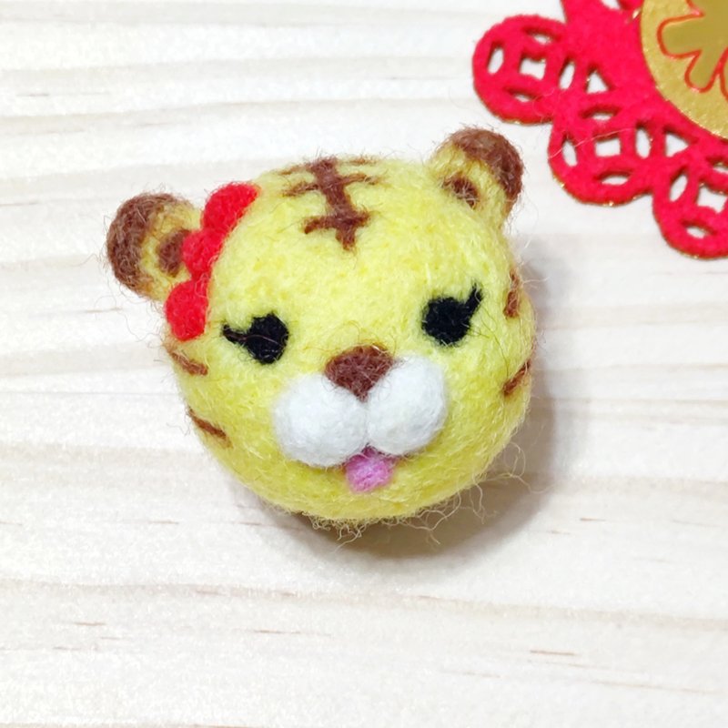 可爱小老虎妹妹-羊毛毡 钥匙圈、别针、吊饰、摆饰 - 钥匙链/钥匙包 - 羊毛 黄色
